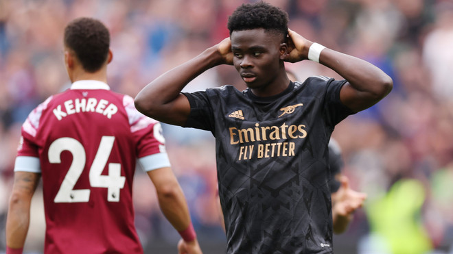 Bukayo Saka sút hỏng penalty khiến Arsenal mất chiến thắng. (Nguồn: Getty Images) Premier League: Arsenal hụt hơi, Manchester United trở lại top 3 ảnh 1