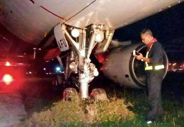 Hàng trăm hành khách AirAsia bị mắc kẹt vì máy bay trượt bánh ảnh 1