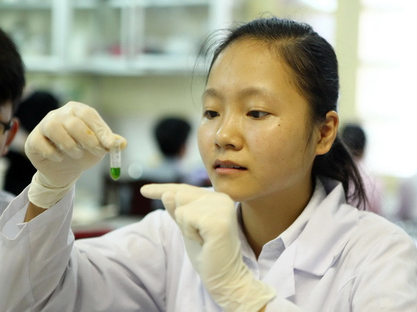 Em Vũ Thị Chinh, học sinh Trường THPT chuyên Khoa học Tự nhiên (Đại học Quốc gia Hà Nội) đoạt huy chương Vàng Olympic Sinh học Quốc tế 2016. (Ảnh: Quý Trung/TTXVN) Việt Nam có huy chương vàng Olympic Sinh học quốc tế sau 16 năm ảnh 1