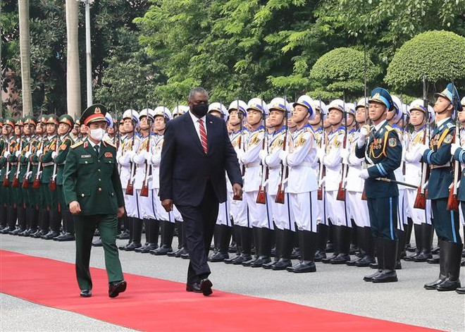 Đại tướng Phan Văn Giang, Bộ trưởng Quốc phòng và Bộ trưởng Quốc phòng Hoa Kỳ Lloyd Austin duyệt đội danh dự Quân đội Nhân dân Việt Nam tại lễ đón. (Ảnh: Trọng Đức/TTXVN) Việt Nam và Hoa Kỳ nhất trí thúc đẩy hợp tác quốc phòng ảnh 1