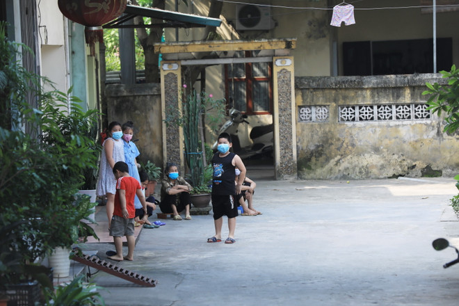 [Photo] Phong tỏa ngõ 83 đường Dục Nội do có BN2911 ở Đông Anh ảnh 4