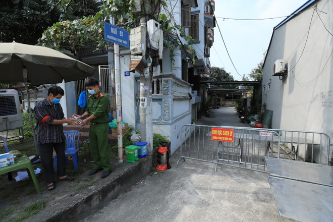 [Photo] Phong tỏa ngõ 83 đường Dục Nội do có BN2911 ở Đông Anh ảnh 2