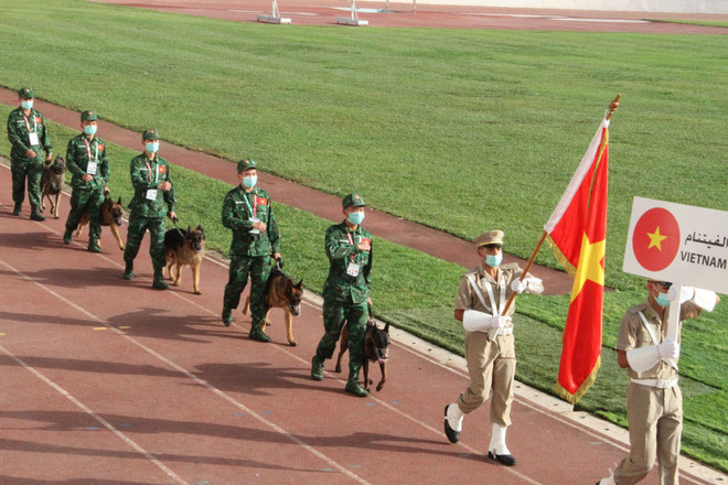 Đội Quân khuyển Việt Nam diễu hành qua lễ đài tại Lễ Khai mạc Army Games 2021 tại Algeria. (Ảnh: Tấn Đạt/PV TTXVN tại Algeria) Chính thức khai mạc cuộc thi Army Games 2021 tại Algeria ảnh 2