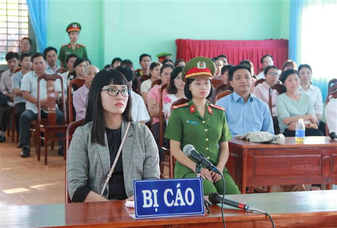 Phạt Huỳnh Thục Vy 2 năm 9 tháng tù giam về tội “xúc phạm Quốc kỳ” ảnh 1