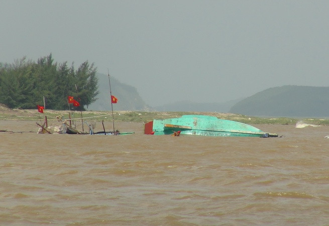 Quảng Ngãi: Cứu 14 lao động trên hai tàu cá bị chìm trong mưa lũ ảnh 1