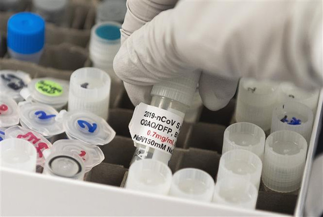 Vaccine ngừa COVID-19 được nghiên cứu tại phòng thí nghiệm Novavax ở Gaithersburg, Maryland, Mỹ, ngày 20/3/2020. (Ảnh: AFP/TTXVN) Dịch COVID-19 diễn biến đáng lo ngại tại nhiều quốc gia ảnh 2