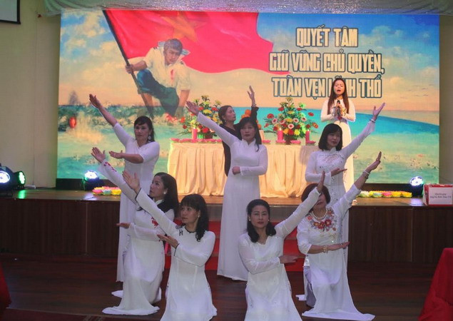 Một tiết mục văn nghệ với chủ đề biển đảo tại lễ tưởng niệm. (Ảnh: Nguyễn Hồng Tâm/Vietnam+) Xúc động lễ tưởng niệm anh hùng liệt sỹ Gạc Ma tại Cộng hòa Séc ảnh 4