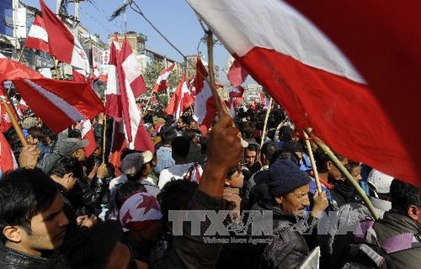 Người dân Nepal vui mừng khi biết kết quả cuộc bầu cử Quốc hội. (Nguồn: AFP/TTXVN) Nepal sắp tổ chức phiên họp đầu tiên của Quốc hội khóa mới ảnh 1