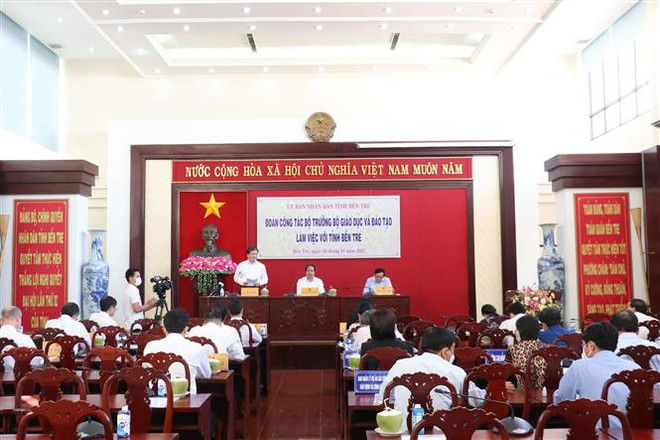 Bộ trưởng GD&ĐT: Bến Tre cần mạnh dạn đưa học sinh quay lại trường ảnh 1