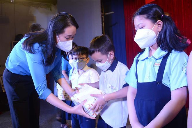 Trao học bổng Quỹ xã hội từ thiện Tấm lòng vàng tại TP.HCM ảnh 1