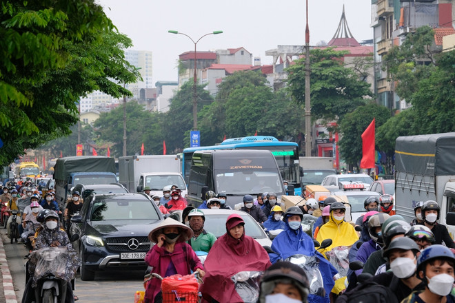 Người dân ùn ùn rời Thủ đô về quê trong dịp nghỉ lễ 30/4-1/5 ảnh 1