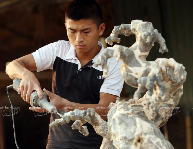 "Hô biến" những khối đá xù xì thành tác phẩm bonsai tinh xảo ảnh 3