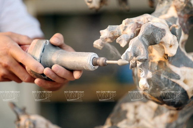 "Hô biến" những khối đá xù xì thành tác phẩm bonsai tinh xảo ảnh 2