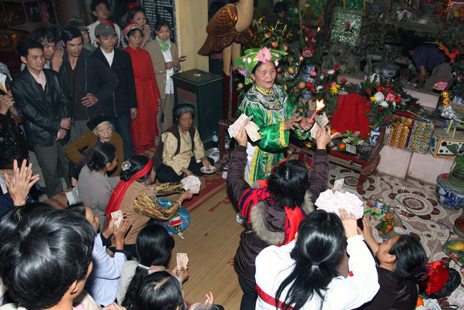 Biến tướng nghi lễ Hầu đồng: Đưa ca khúc của Lào vào Hát văn ảnh 1