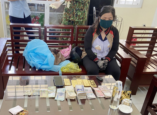 Phát hiện vụ vận chuyển trái phép 5kg kim loại nghi là vàng về VN ảnh 1