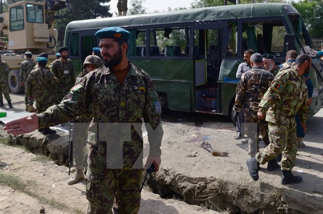 Binh sỹ Afghanistan điều tra tại hiện trường một vụ tấn công. (Nguồn: AFP/TTXVN) Afghanistan: 8 lính thiệt mạng trong vụ tấn công gần căn cứ Mỹ ảnh 1