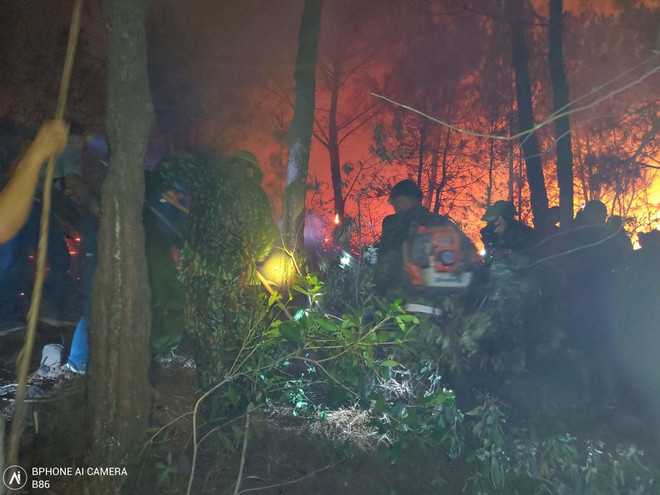Lửa cháy bùng phát trở lại ở dãy núi Mồng Gà ở tỉnh Hà Tĩnh ảnh 1