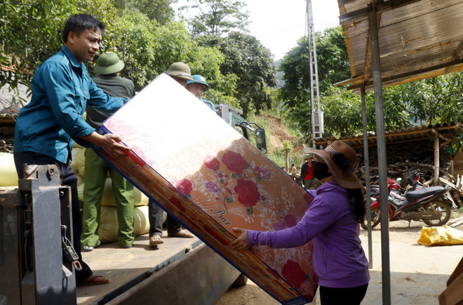 Lào Cai di dời khẩn cấp 6 hộ dân có nguy cơ bị ảnh hưởng do sạt lở đất ảnh 1