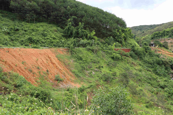 Bình Phước: Nguy cơ mất an toàn trên tuyến ĐT 755B do sạt lở đất ảnh 1