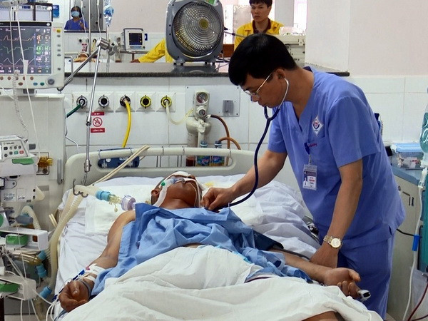 Các bác sỹ đang điều trị tích cực cho bệnh nhân. (Ảnh: Quân Trang/TTXVN) Thái Nguyên: Hai bệnh nhân nguy kịch sau khi ăn thịt dê chết ảnh 1