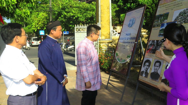 Khách tham quan triển lãm. (Ảnh: Tường Vi/TTXVN) Chí sỹ Phan Bội Châu-bác sỹ Sakitaro và quan hệ hữu nghị Việt-Nhật ảnh 2