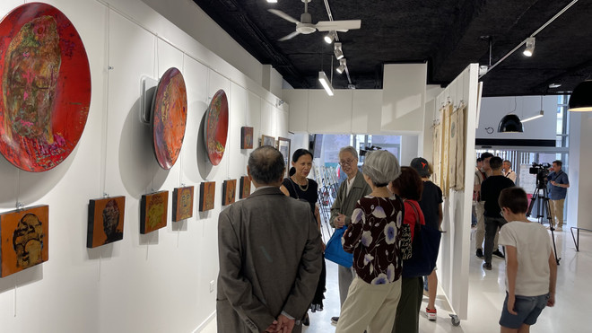 Các chất liệu truyền thống của hội họa Việt Nam tạo ấn tượng tại Pháp ảnh 1