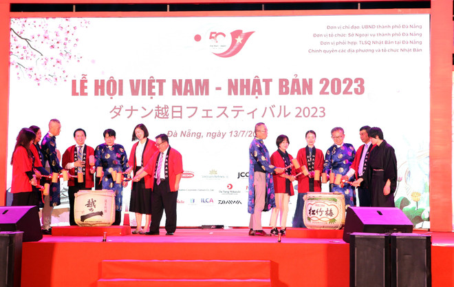 Các đại biểu thực hiện nghi thức đập rượu hữu nghị khai mạc Lễ hội Việt Nam-Nhật Bản năm 2023. (Ảnh: Trần Lê Lâm/TTXVN) Khai mạc Lễ hội Việt Nam-Nhật Bản năm 2023 tại Đà Nẵng ảnh 1