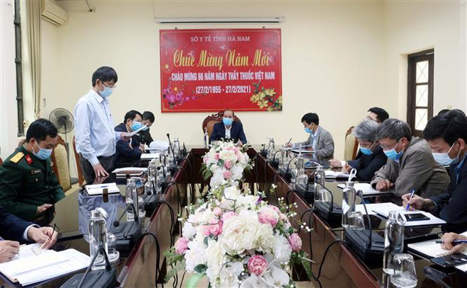 Giám đốc Trung tâm Kiểm soát bệnh tật tỉnh Hà Nam Nguyễn Thanh Dương báo cáo công tác phòng, chống dịch COVID-19 trên địa bàn. (Ảnh: Thanh Tuấn/TTXVN) Các địa phương siết chặt phòng, chống COVID-19 sau Tết ảnh 1