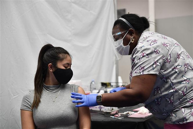 Tiêm vaccine ngừa COVID-19 cho giáo viên tại Los Angeles, California, Mỹ. (Ảnh: AFP/TTXVN) Mỹ đạt 200 triệu mũi vaccine sau gần 100 ngày ông Biden cầm quyền ảnh 1