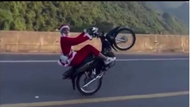 Thái Nguyên: Khởi tố "ông già Noel" bốc đầu xe máy trên cao tốc ảnh 1