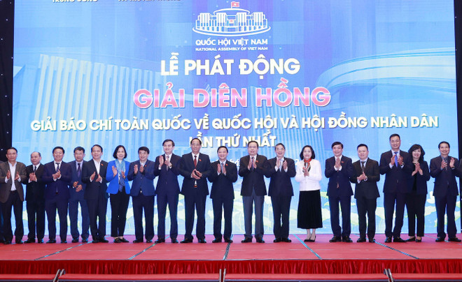 Ông Trần Thanh Mẫn, Ủy viên Bộ Chính trị, Phó Chủ tịch Thường trực Quốc hội, Trưởng ban Chỉ đạo Giải Diên Hồng và các đại biểu. (Ảnh: Doãn Tấn/TTXVN) Phát động Giải báo chí về Quốc hội và Hội đồng nhân dân lần thứ nhất ảnh 5
