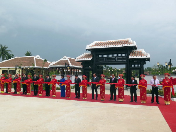 Các đại biểu cắt băng khánh thành Khu lưu niệm. (Ảnh: Nguyễn Sơn /TTXVN) Khánh thành Khu lưu niệm Chủ tịch Hội đồng Nhà nước Võ Chí Công ảnh 1