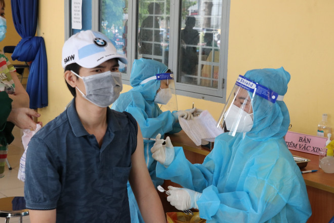 Bình Dương: Tính phương án cho người tiêm 2 mũi vaccine được ra đường ảnh 1