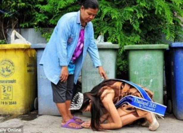 Cư dân mạng ca ngợi hình ảnh nữ hoàng sắc đẹp Thái Lan quỳ lạy mẹ ảnh 1