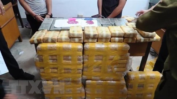 Các đối tượng và tang vật vụ án vận chuyển trái phép hơn 32kg ma tuý tổng hợp tại Bình Phước . (Ảnh: TTXVN phát) Chặt đứt “vòi bạch tuộc” ma túy: Hợp sức các tuyến, siết chặt kẽ hở ảnh 2
