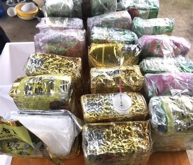 Đại tá Nguyễn Viết Giang, Giám đốc Công an tỉnh Lai Châu thưởng nóng cho các lực lượng tham gia phá thành công 4 chuyên án, vụ án về ma túy. (Ảnh: Quý Trung/TTXVN) Chặt đứt “vòi bạch tuộc” ma túy: Hợp sức các tuyến, siết chặt kẽ hở ảnh 1