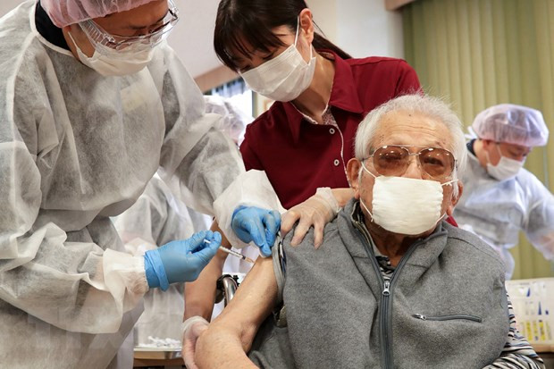 Nhân viên y tế tiêm vaccine ngừa COVID-19 cho người dân tại Tokyo, Nhật Bản. (Ảnh: AFP/TTXVN) Nhật Bản sẵn sàng ứng phó với làn sóng lây nhiễm COVID-19 thứ 7 ảnh 1