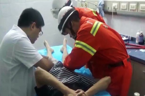 "Cậu nhỏ" kẹt trong chiếc nhẫn suốt 2 ngày, cứu hộ cũng bó tay ảnh 1