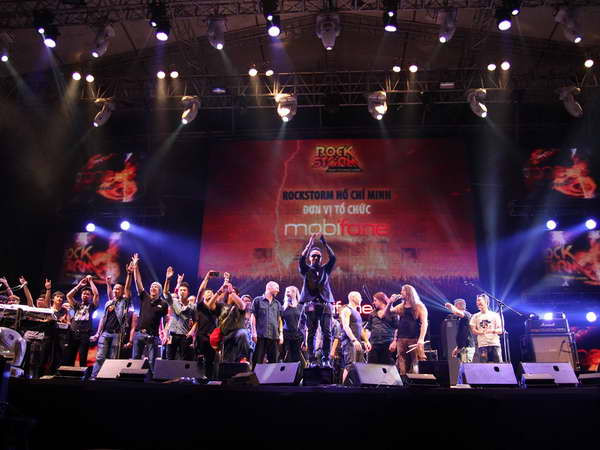 Cháy hết mình trong 'bão lửa" MobiFone RockStorm 2013 ảnh 1