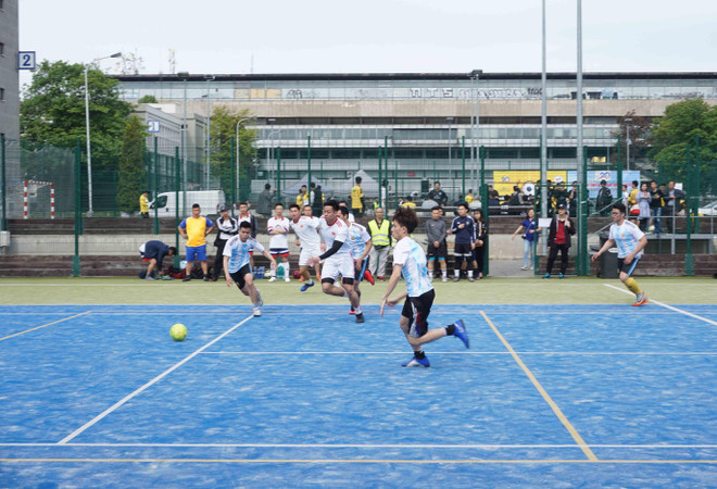 Pha tranh bóng giữa cầu thủ đội Đại học CZU và FC Chomutov. (Ảnh: Hồng Kỳ/Vietnam+) Sôi động giải bóng đá của thanh niên, sinh viên Việt Nam tại Séc ảnh 2
