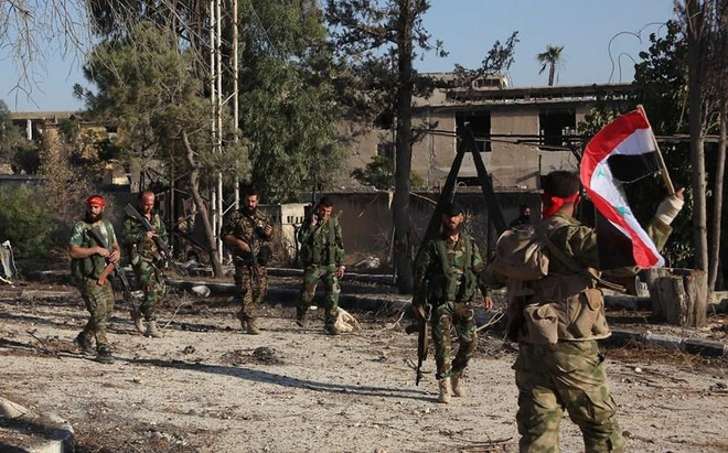 Binh sỹ ủng hộ Chính phủ Syria tuần tra tại Uwaija, Aleppo. (Ảnh: AFP/TTXVN) Chính phủ Syria thực hiện ngừng bắn tại khu vực giảm căng thẳng Idlib ảnh 1