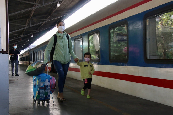 Vé tàu Tết còn nhiều, hành khách có thể dễ dàng mua qua mạng ảnh 1