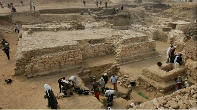 Các nhà khảo cổ làm việc tại một địa điểm ở Saqqara gần Cairo. (Nguồn: AP) Phát hiện hiếm thấy xác ướp của một loài thú lớn tại Ai Cập ảnh 1