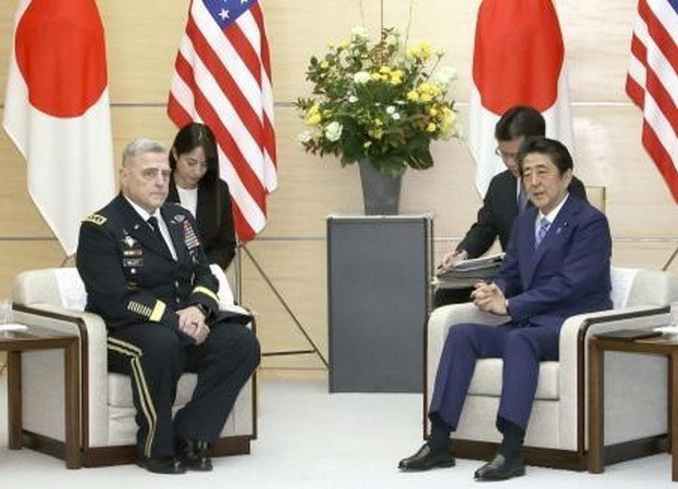 Thủ tướng Nhật Bản Shinzo Abe (phải) và Chủ tịch Hội đồng Tham mưu trưởng liên quân Mỹ Mark Milley trong cuộc gặp tại Tokyo, Nhật Bản, ngày 12/11/2019. (Ảnh: Kyodo/TTXVN) Quan chức quân sự cấp cao Mỹ hối thúc Hàn Quốc duy trì GSOMIA với Nhật ảnh 1