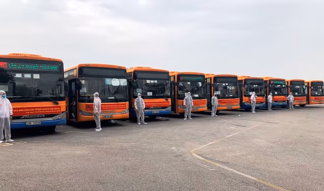 Người từ TP.HCM về Hà Nội được xe buýt đưa đến khu cách ly tập trung ảnh 1