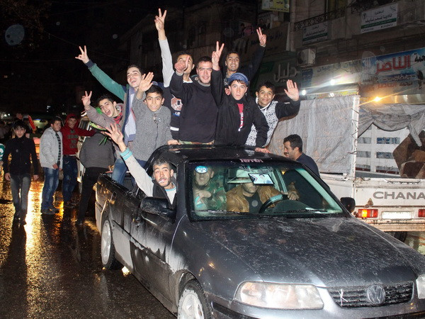 Người dân Syria vui mừng sau khi thành phố Aleppo được giải phóng ngày 12/12. (Nguồn: EPA/TTXVN) Thổ Nhĩ Kỳ, Nga sẽ gặp gỡ để thảo luận về tình hình ở Aleppo ảnh 1