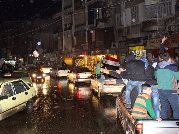 Người dân Syria đổ ra đường sau khi nhiều khu vực ở Aleppo được giải phóng ngày 12/12. (Nguồn: EPA/TTXVN) Quân đội Syria chiếm quyền kiểm soát toàn bộ thành phố Aleppo ảnh 1