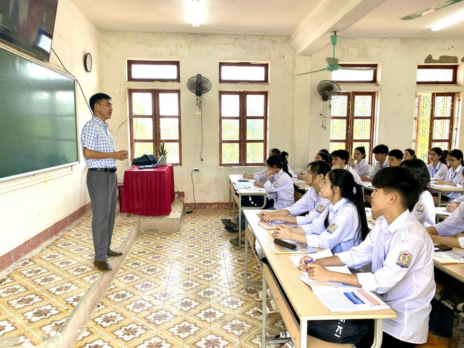 Giờ học của học sinh trường THPT Trần Phú (Đức Thọ, Hà Tĩnh). (Ảnh: Hữu Quyết/TTXVN) ttxvn_giao vien lop hoc truong học hoc sinh.jpg