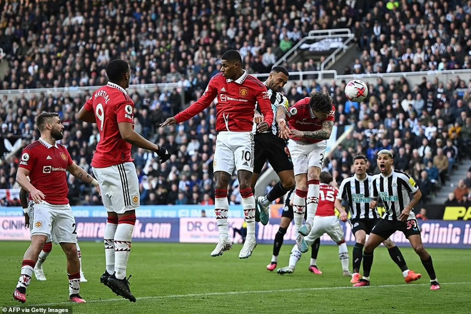 Đánh bại Manchester United, Newcastle chiếm top 3 Premier League ảnh 2