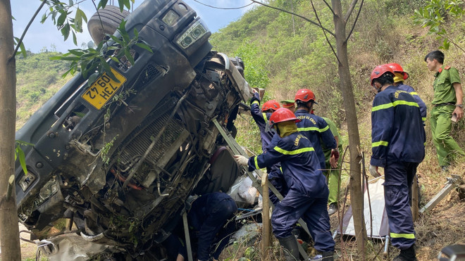 Lật xe tải chở dưa khiến ba người tử vong, nhiều người bị thương ảnh 1